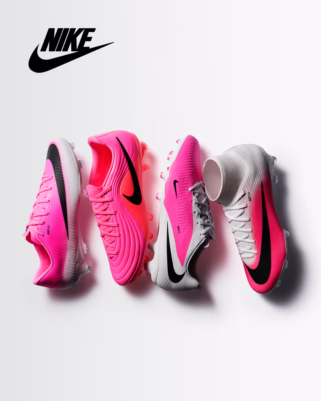 Verschiedene Modelle des NIKE Breakout Packs in der Farbe weiß mit pinken Akzenten.