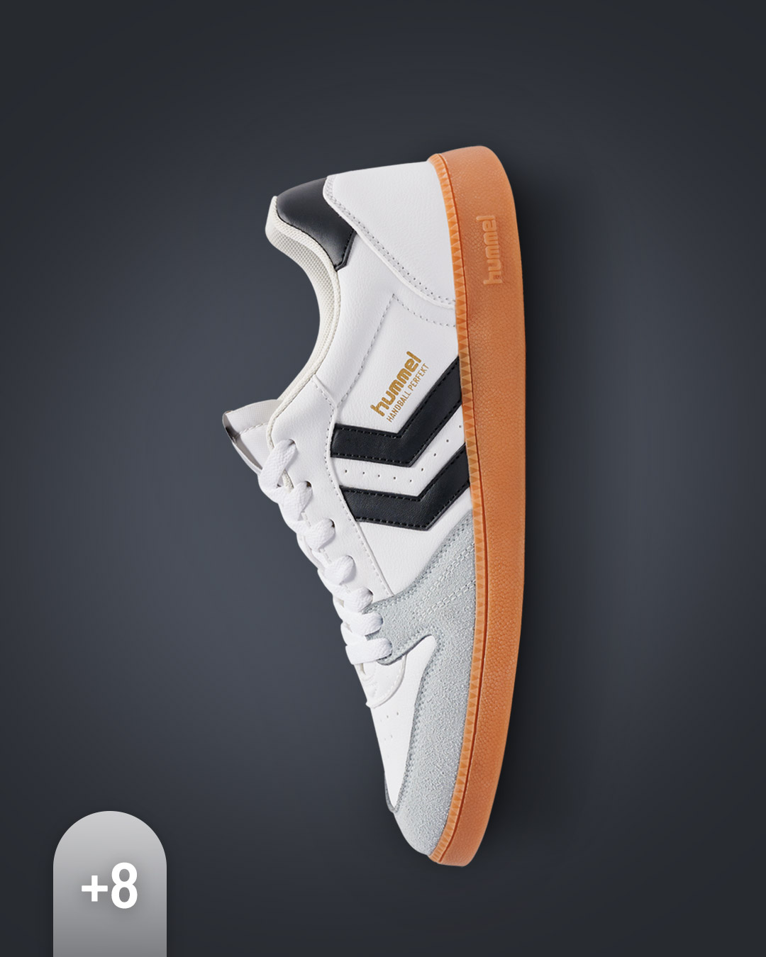 Weißer hummel SP Sneaker mit farbig abgesetzten Details im Retro-Style auf dunkelblauem Hintergrund.