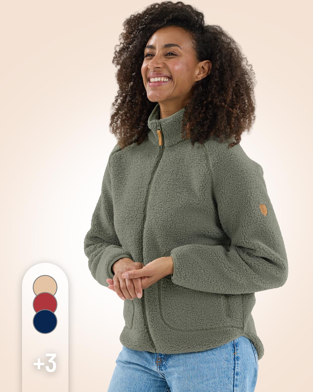Lächelnde Frau mit lockigem Haar trägt eine olivgrüne Teddy-Fleecejacke und Jeans vor hellem Hintergrund. Links sind mehrere verfügbare Farbvarianten angedeutet.