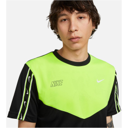 NIKE Sportswear Repeat T-Shirt Herren 013 - black/volt/white XS