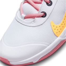 NIKE Omni Multi-Court Laufschuhe Kinder 102 - white/citron pulse-coral chalk-sea coral 35.5