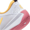 NIKE Omni Multi-Court Laufschuhe Kinder 102 - white/citron pulse-coral chalk-sea coral 35.5