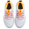 NIKE Omni Multi-Court Laufschuhe Kinder 102 - white/citron pulse-coral chalk-sea coral 35.5