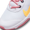 NIKE Omni Multi-Court Laufschuhe Kinder 102 - white/citron pulse-coral chalk-sea coral 35.5