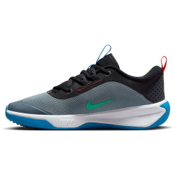 NIKE Omni Multi-Court Laufschuhe Kinder 006 - cool grey/photo blue-black-lt crimson 36