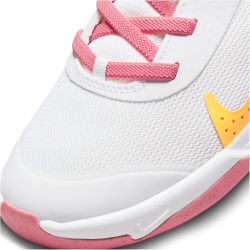 NIKE Omni Multi-Court Sneaker Kinder 102 - white/citron pulse-coral chalk-sea coral 30