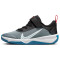 NIKE Omni Multi-Court Sneaker Kinder 006 - cool grey/photo blue-black-lt crimson 28.5