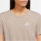 NIKE Sportswear Club Essentials T-Shirt Damen 126 - sanddrift/white L
