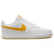 NIKE Court Vision Low Next Nature Sneaker Herren 100 - white/university gold 38.5