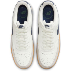 NIKE Court Vision Low Sneaker Herren 133 - sail/midnight navy-gum light brown 38.5