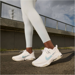 NIKE Air Zoom Bella 6 Fitnessschuhe Damen 106 - white/lt armory blue-lt iron ore 40.5