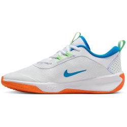 NIKE Omni Multi-Court Hallenschuhe Kinder 107 - white/photo blue-vapor green 36.5