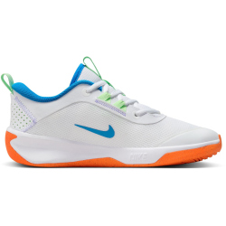 NIKE Omni Multi-Court Hallenschuhe Kinder 107 - white/photo blue-vapor green 36.5
