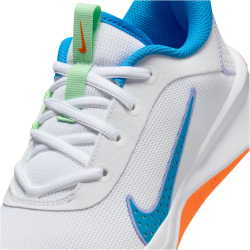 NIKE Omni Multi-Court Hallenschuhe Kinder 107 - white/photo blue-vapor green 36.5