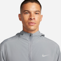 NIKE Form Vielseitige Dri-FIT Kapuzen-Trainingsjacke Herren 084 - smoke grey/reflective silv S