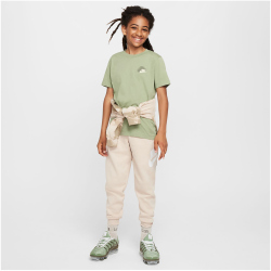 NIKE Sportswear Standard Issue Graphic T-Shirt Jungen
