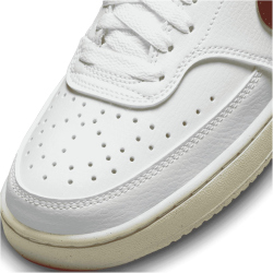 NIKE Court Vision Low-Top Sneaker Damen 106 - white/team red-muslin-mtlc gold star 40.5