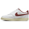 NIKE Court Vision Low-Top Sneaker Damen 106 - white/team red-muslin-mtlc gold star 40.5
