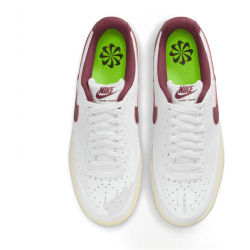 NIKE Court Vision Low-Top Sneaker Damen 106 - white/team red-muslin-mtlc gold star 42.5