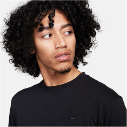 NIKE Primary Vielseitiges Dri-FIT Langarmshirt Herren 010...