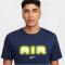 NIKE Sportswear Swoosh Air Graphic T-Shirt Herren 410 - midnight navy/volt S
