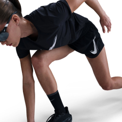 NIKE One Swoosh Dri-FIT Mid-Waist Laufshorts Damen