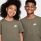 NIKE Sportswear T-Shirt Kinder 222 - medium olive S (128-137 cm)