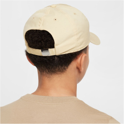 NIKE Club Dri-FIT Metal Swoosh Cap Kinder 783 - team gold