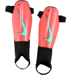 NIKE Charge Schienbeinschoner mit Knöchelschutz...