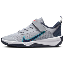 NIKE Omni Multi-Court Hallenschuhe Kinder 010 - wolf grey/thunder blue-bright crimson 31.5