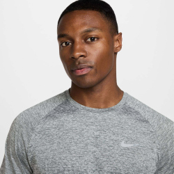 NIKE Stride Dri-FIT ADV kurzarm Laufshirt Herren 084 - smoke grey/htr/reflective silv M