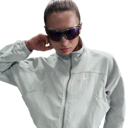 NIKE Sportswear Everything Wovens Oversize Repel UV Protection Trainingsjacke Damen 034 - light silver/white S