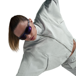 NIKE Sportswear Everything Wovens Oversize Repel UV Protection Trainingsjacke Damen 034 - light silver/white S