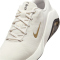 NIKE Bella 7 Fitnessschuhe Damen 004 - phantom/metallic gold-black-sail 37.5
