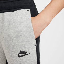 NIKE Sportswear Tech Fleece Jogginghose Jungen 012 - black/dk grey heather/black/black XS (122-128 cm)