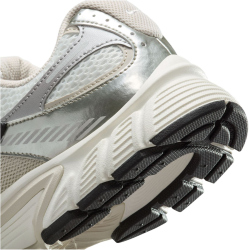 NIKE V5 RNR Sneaker Damen 104 - summit white/lt orewood...