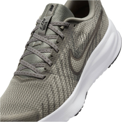 NIKE Run Defy Laufschuhe Herren 300 - light army/black-iron grey-white 43
