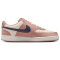 NIKE Court Vision Low-Top Sneaker Damen 606 - particle pink/midnight navy-pale ivory 36.5