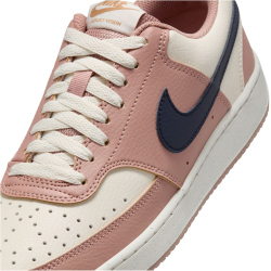 NIKE Court Vision Low-Top Sneaker Damen 606 - particle pink/midnight navy-pale ivory 42.5