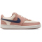 NIKE Court Vision Low-Top Sneaker Damen 606 - particle pink/midnight navy-pale ivory 42.5