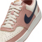 NIKE Court Vision Low-Top Sneaker Damen 606 - particle pink/midnight navy-pale ivory 42.5