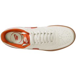 NIKE Court Vision Low Sneaker Herren 100 - sail/campfire orange-gum med brown 40
