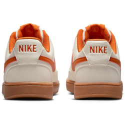 NIKE Court Vision Low Sneaker Herren 100 - sail/campfire orange-gum med brown 40