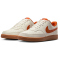 NIKE Court Vision Low Sneaker Herren 100 - sail/campfire orange-gum med brown 40
