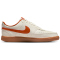 NIKE Court Vision Low Sneaker Herren 100 - sail/campfire orange-gum med brown 40