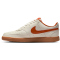 NIKE Court Vision Low Sneaker Herren 100 - sail/campfire orange-gum med brown 40