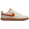 NIKE Court Vision Low Sneaker Herren 100 - sail/campfire orange-gum med brown 40