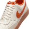 NIKE Court Vision Low Sneaker Herren 100 - sail/campfire orange-gum med brown 40