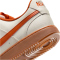 NIKE Court Vision Low Sneaker Herren 100 - sail/campfire orange-gum med brown 40