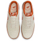 NIKE Court Vision Low Sneaker Herren 100 - sail/campfire orange-gum med brown 40